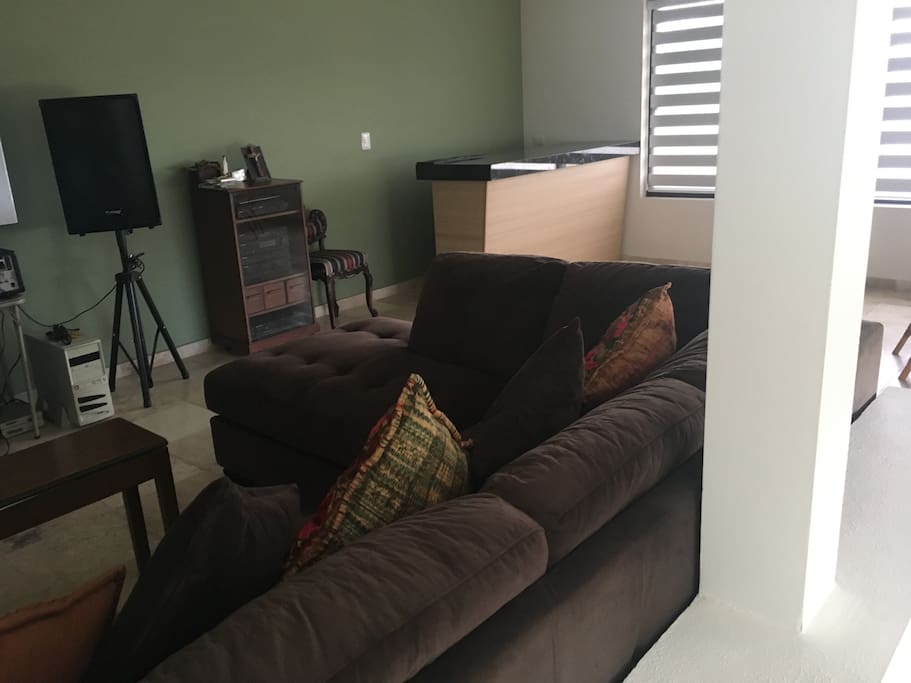 La sala para convivir, cuenta con una barra y comedor
