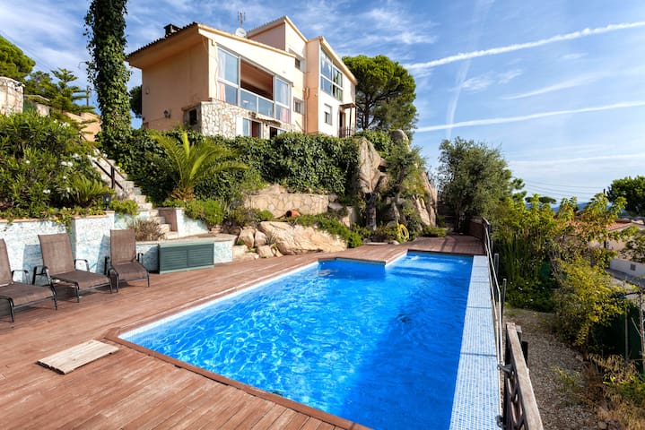 Villa Rapanui , piscina y jacuzzi, vistas al mar.