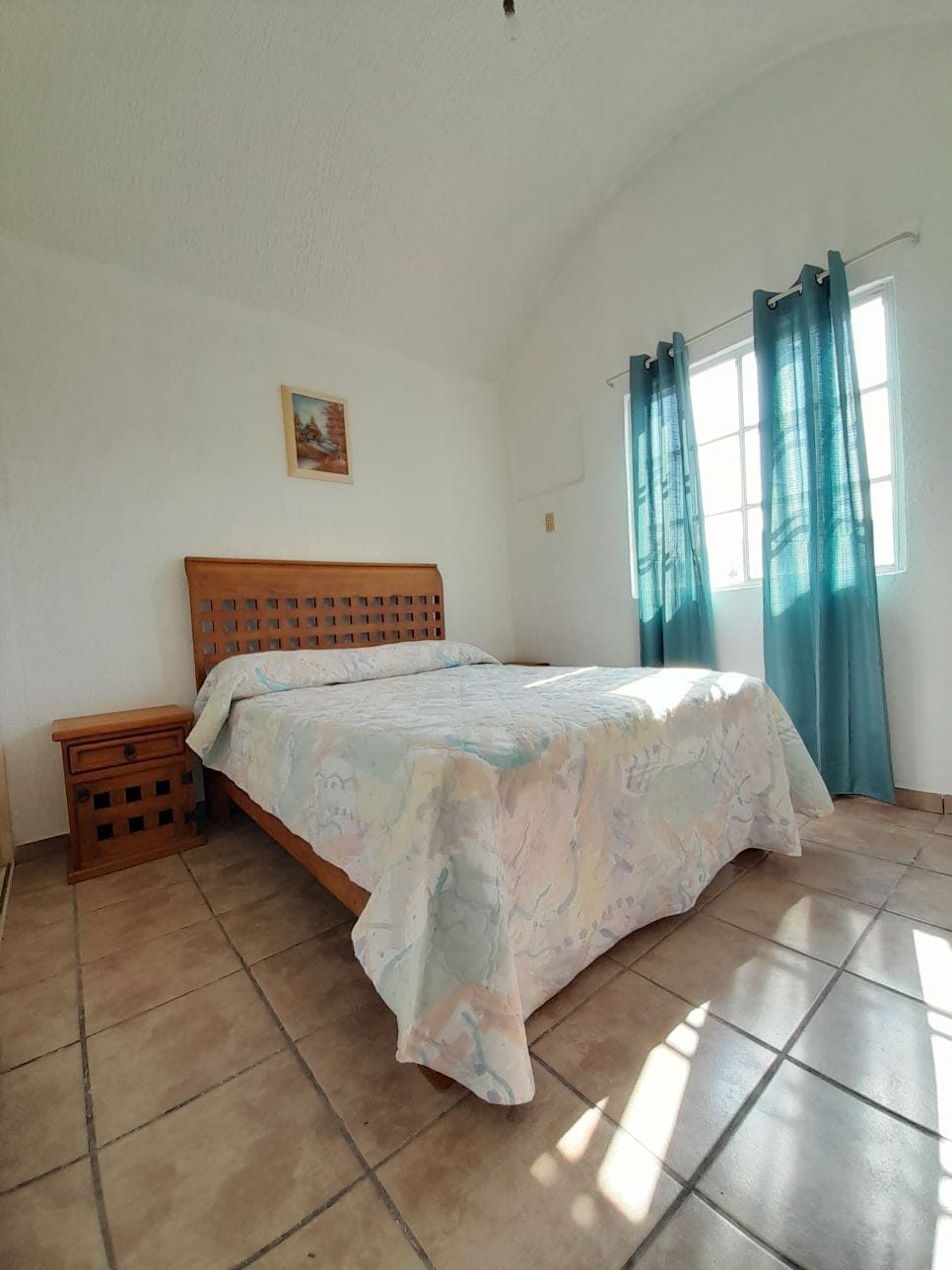 двойно легло, климатик, гардероб и 2 бюра.