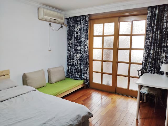 There are cute cats near the subway big bed twin room, bird nest, near the body, more food