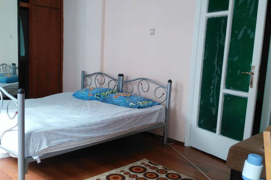 Bed (can be 1 double or 2 single)