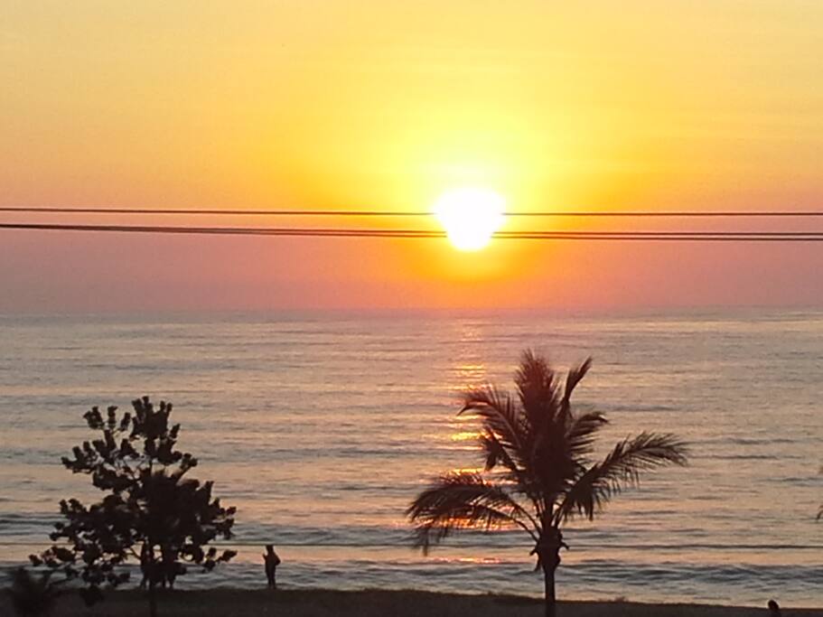 Nascer do Sol na varanda. Golfinhos podem ser vistos ao amanhecer.