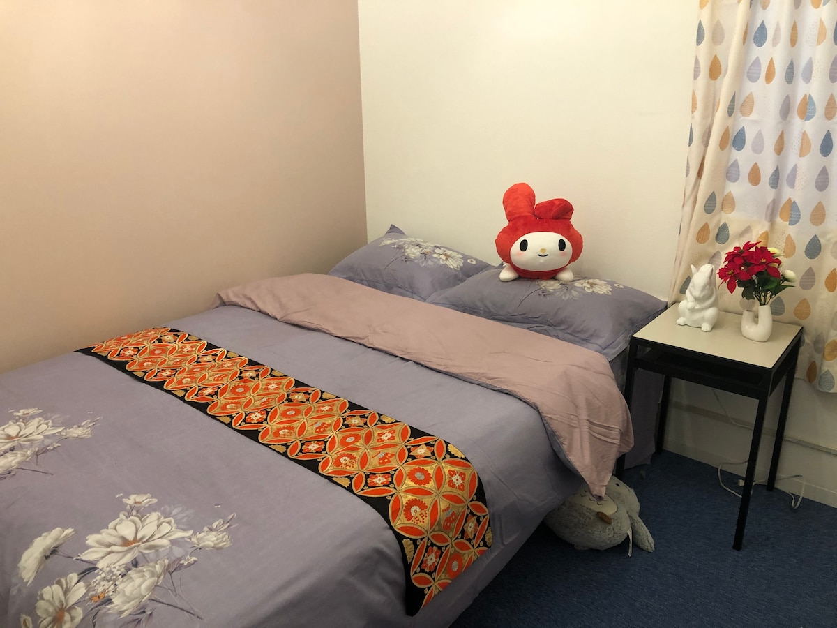 Dve izby, jedna hala, spálňa 1 s 1 manželskou posteľou, spálňa 2 so 4 tatami podložkami, spálňa 1 a 2 majú samostatné dvere a klimatizáciu