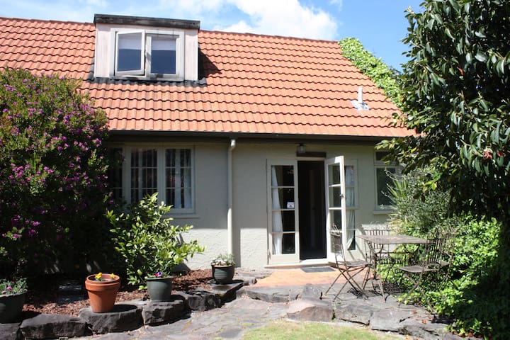 Private self-contained studio loft by Redwoods