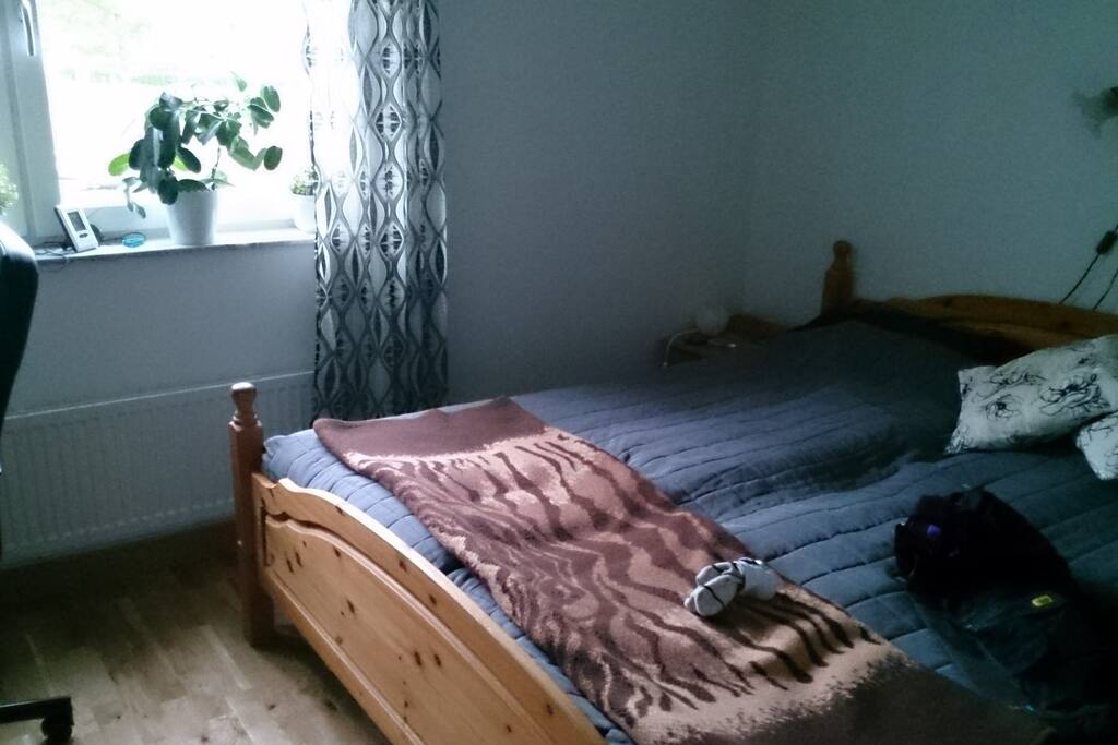 Sovrum med dubbelsäng