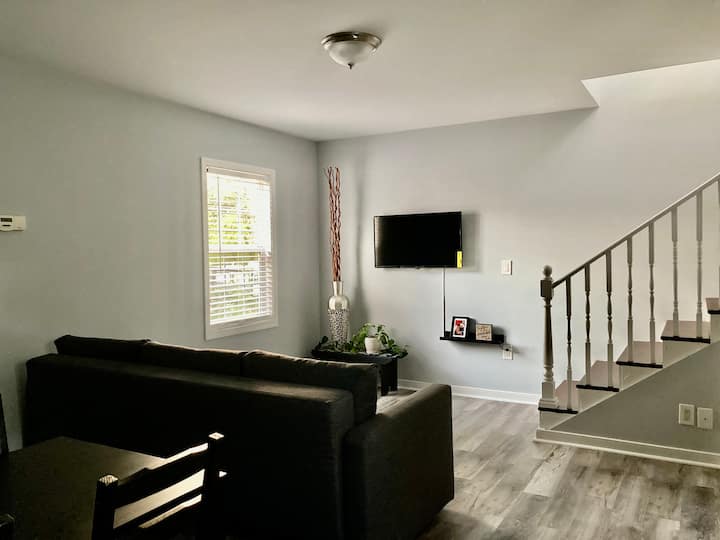 Sunny, Cozy And Quiet Two-story Apartment - Richmond, VA