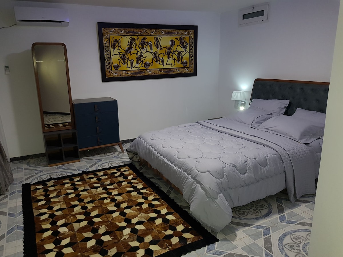 Fr: First bedroom with a large double bed (160 cm, length 200 cm) air-conditioned.
En: First bedroom with a large double bed (160 cm, length 200 cm) air-conditioned.
De:First bedroom with a large double bed.
