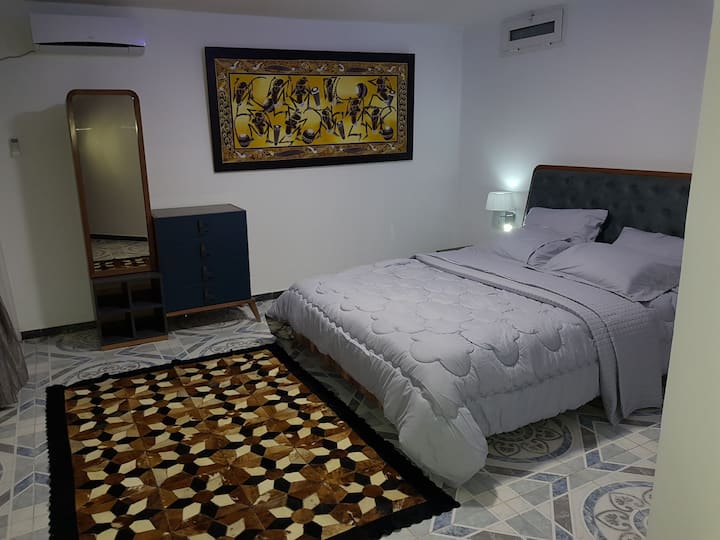 Fr: Primer dormitorio con una cama doble grande (160 cm, longitud 200 cm) con aire acondicionado.
En: Primer dormitorio con una gran cama doble (160 cm, longitud 200 cm) con aire acondicionado.
De:Primer dormitorio con una gran cama doble.
