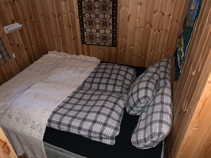 2 Kuwarto 
Double bed (1.50 cm)