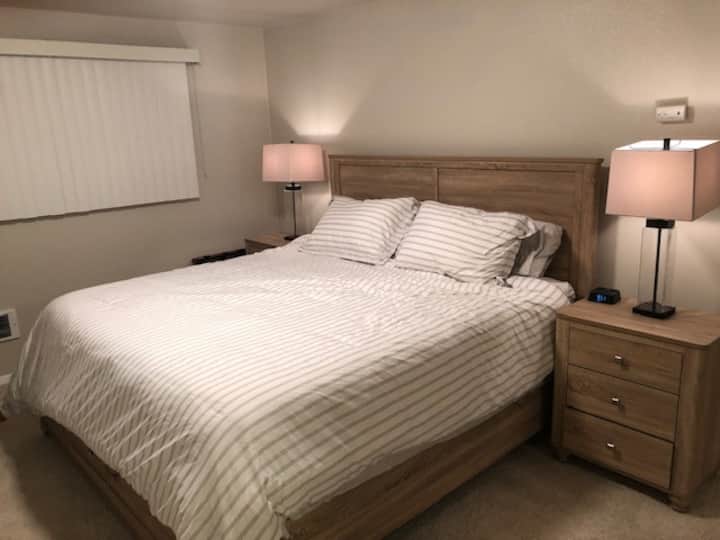 Საძინებელი1: საწოლი დიდი ზომის. Დიდი კარადა, სამუშაო მაგიდა