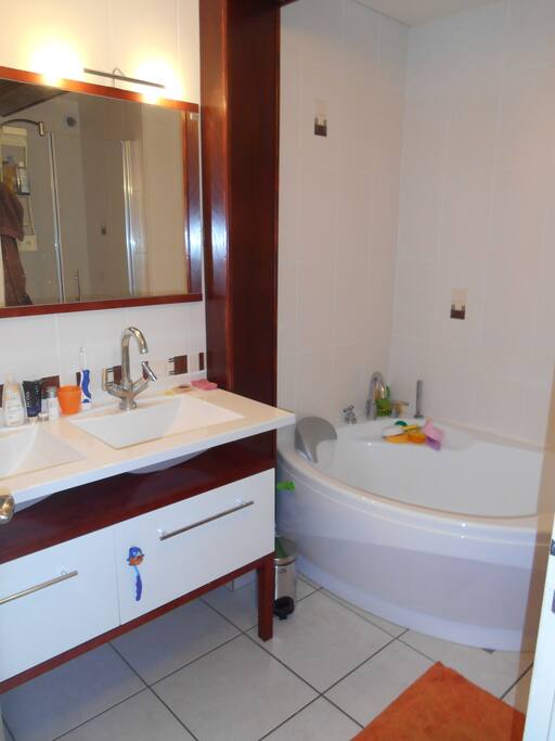 SdB avec meuble double vasque contemporain, baignoire et douche