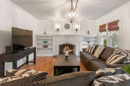 Gorgeous Downtown Bungalow, Walk Everywhere!!!