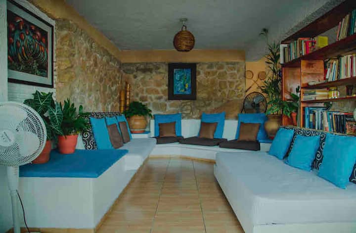 Მისაღები ოთახი ტყუპი საწოლით წიგნების თაროზე