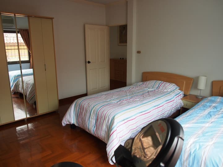 חדר שינה שלישי עם שתי מיטות יחיד