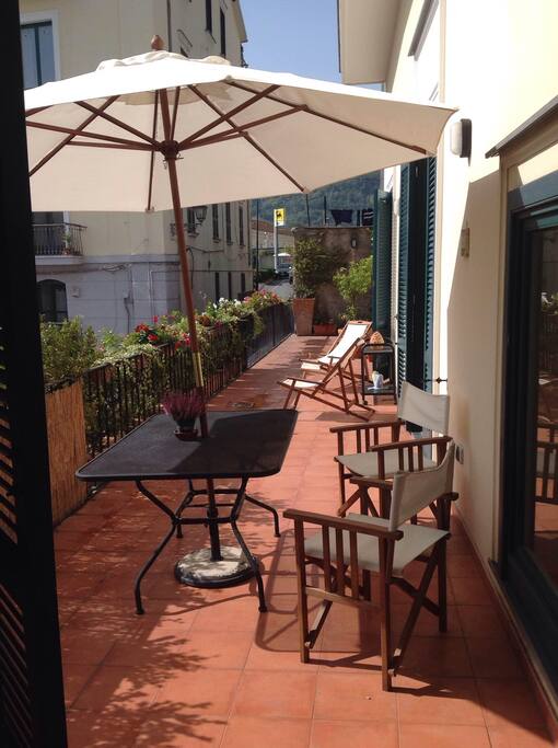 Terrazza che affaccia su una delle piazze principali della località