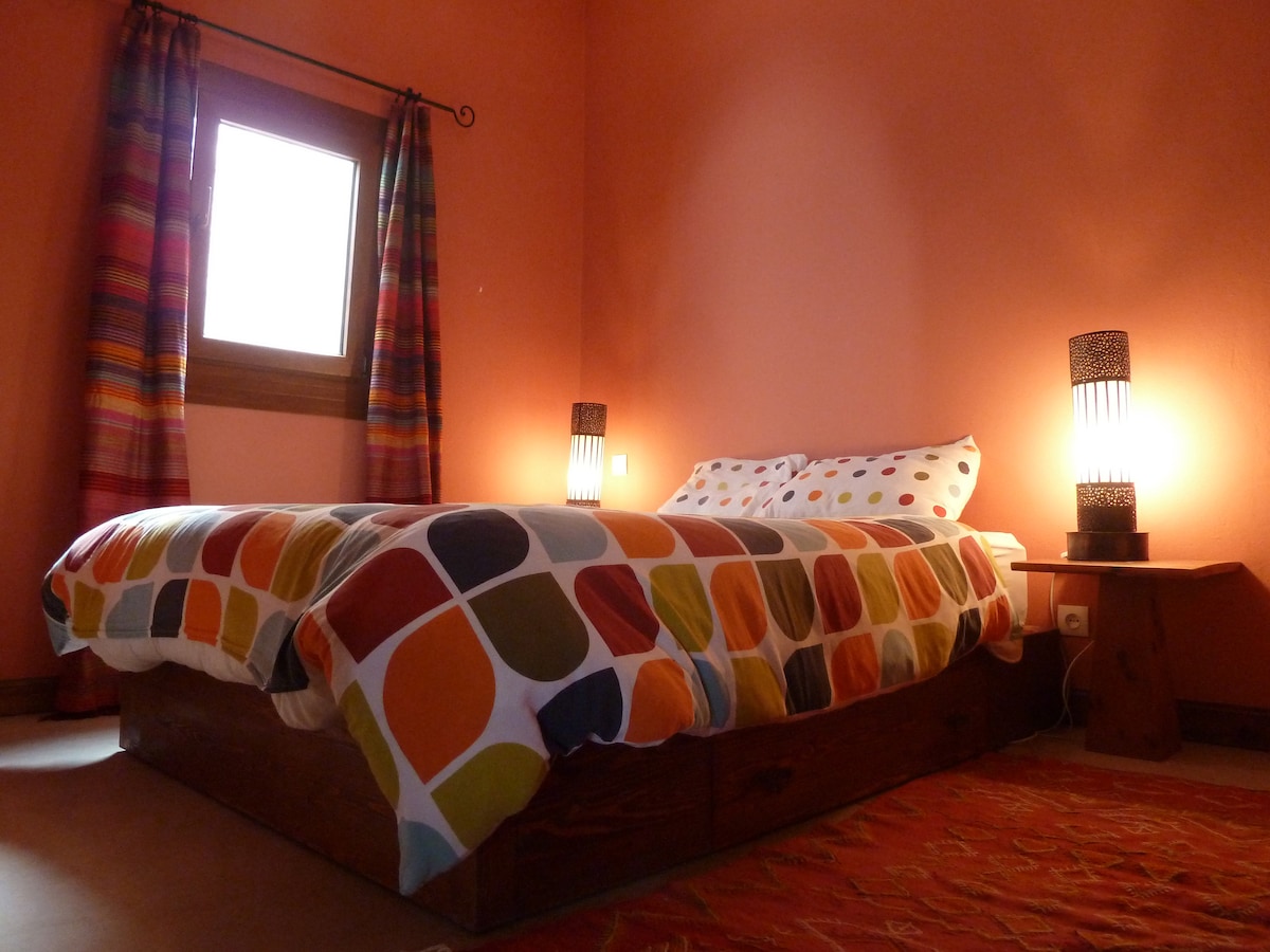 ห้องนอนมาร์ราคิชเงียบสงบมากอยู่บนลานบ้าน