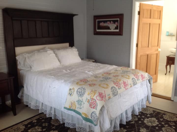 Dormitorio queen en la planta baja con baño grande