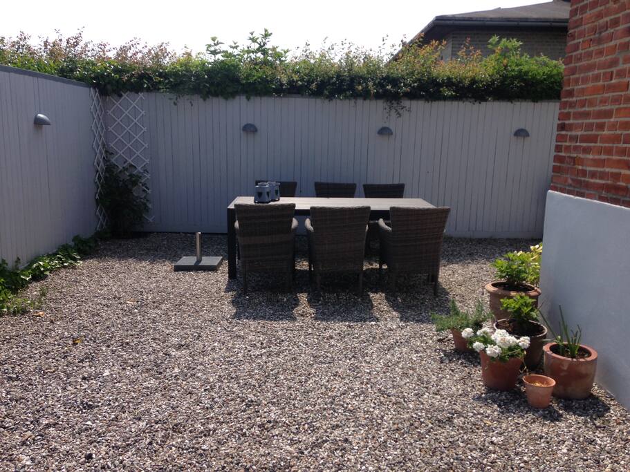 Hyggelig grill terrasse med gårdhavemiljø