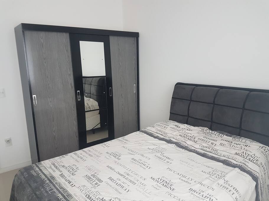 Quarto com Cama de Casal e Armário cabideiro