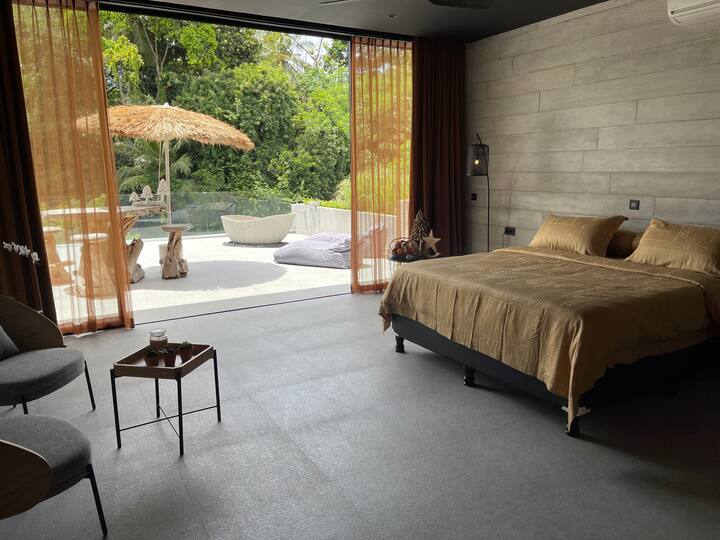 חדר עם מרפסת פרטית ובריכה חיצונית. כמו גם כניסה פרטית.