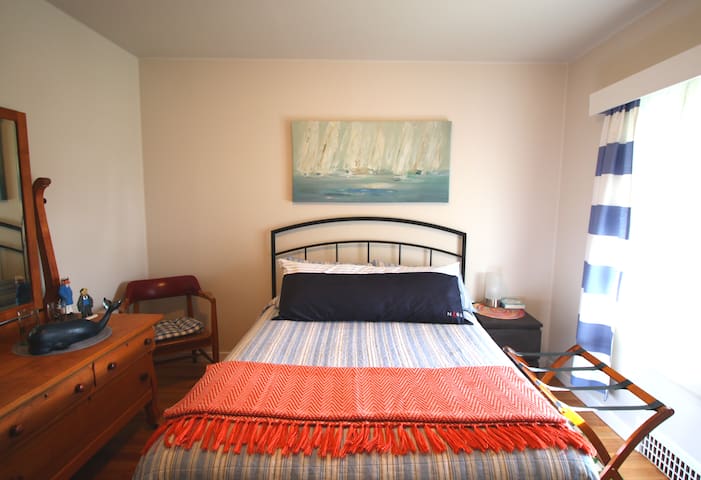 Nautical Room - DT Character Home Near Beach