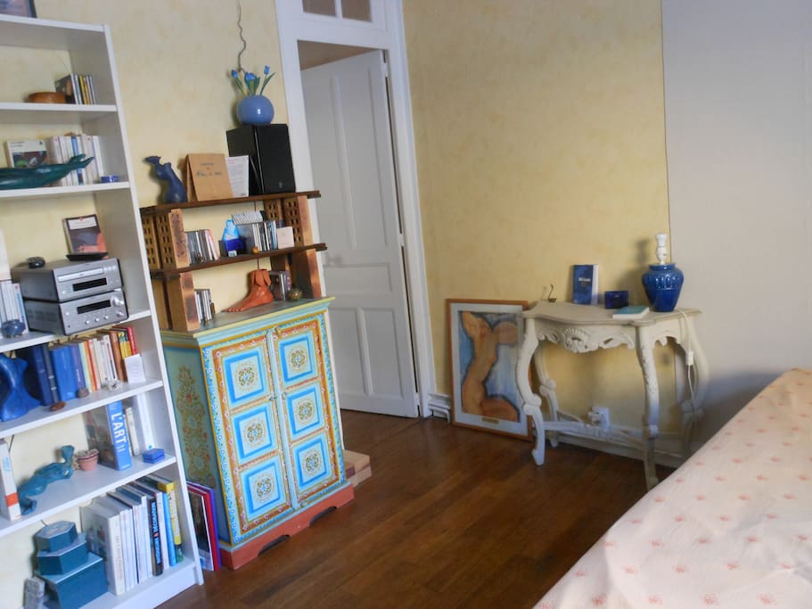 Chambre à l'étage, donnant sur jardin.