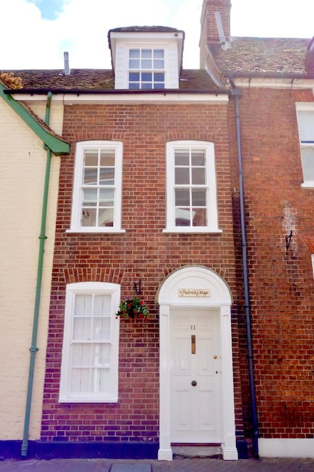Come and stay at the smallest cottage in the town. One of Poole Quay's listed properties...