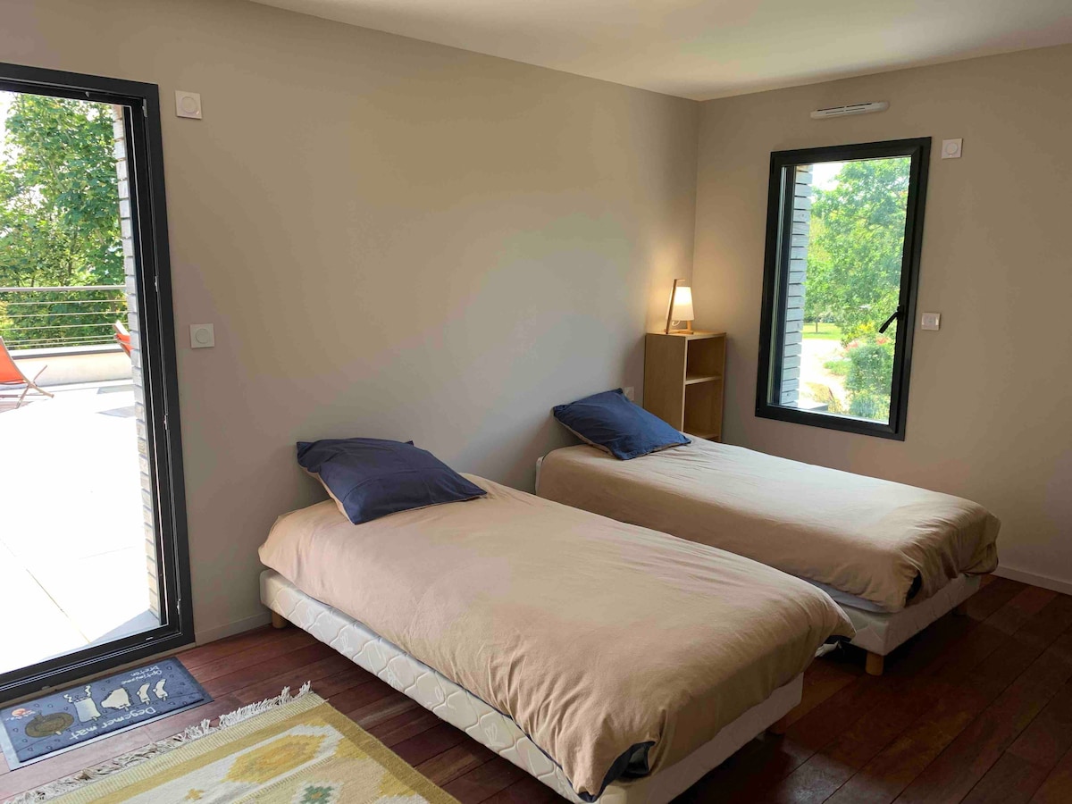 2º dormitorio en la planta superior con 2 camas dobles y vestidor con vistas a una enorme terraza con vistas al mar.