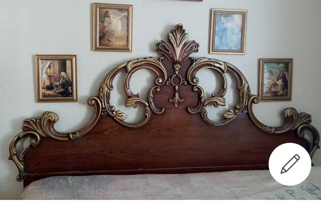 Оваа француска кралска табла всушност припаѓа на двојниот кревет на следната фотографија . Беше толку убаво што не можев да се разделам со него, па сфатив како да го задржам со ставање на душекот близнак покрај него... ха... и функционира. Како рамка за дневен кревет. 