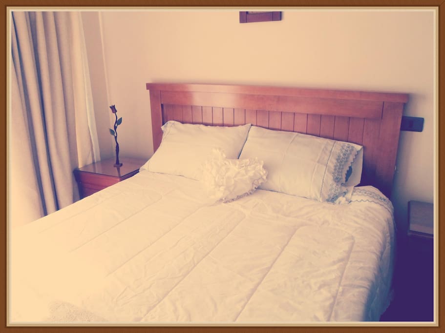 Pieza con cama matrimonial.
