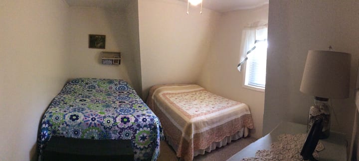 Dormitorio 3: una cama queen, una cama matrimonial.