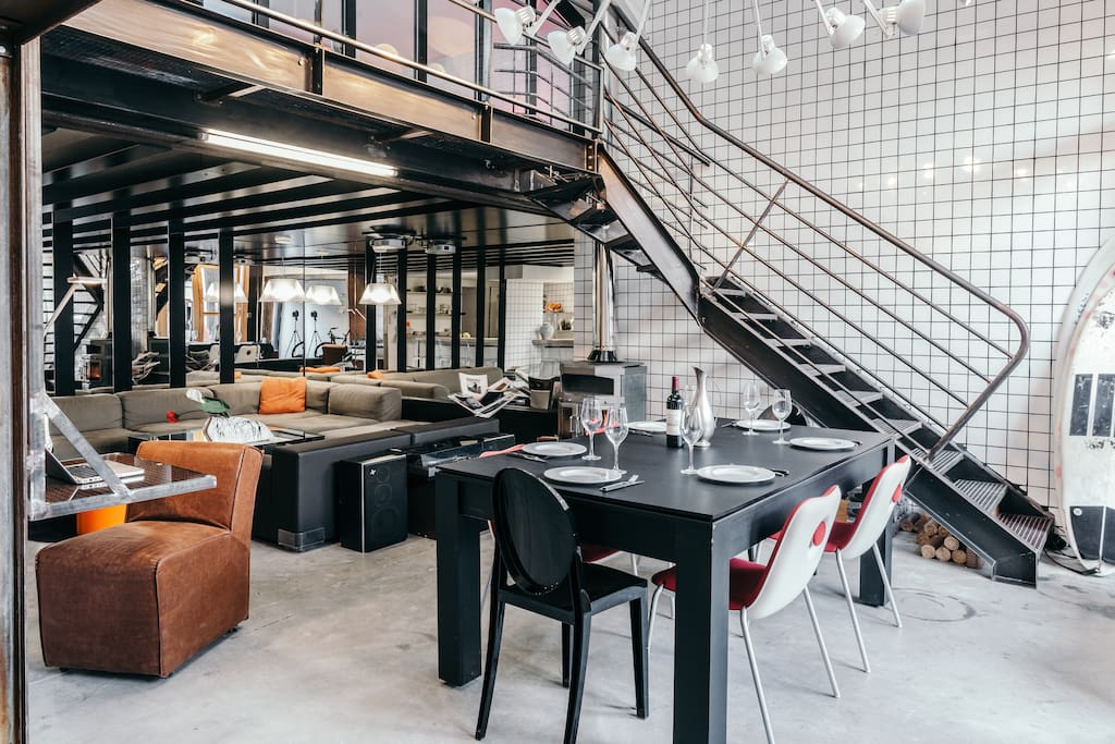 Séjour ouvert sur le salon et salle à manger.