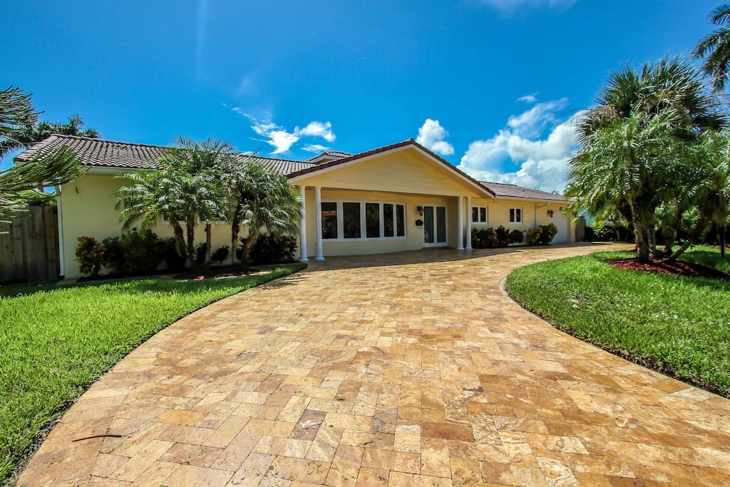 Front view. Luxury 5 minutes from the beach, boardwalk, Margaritaville and downtown. Park on the driveway.