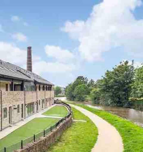 Top Airbnb: Modern apartment and 2 secure car parking spaces in Skipton