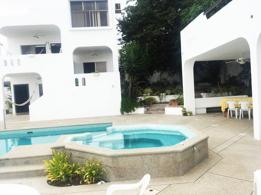 Casa junto al área de piscina