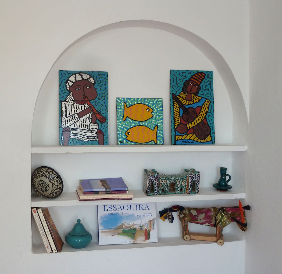 ห้องรับรองชั้นบนพร้อมศิลปะจากศิลปินท้องถิ่น