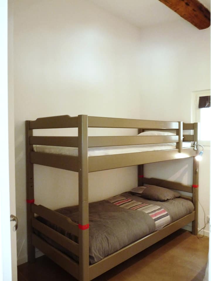 Chumba cha watoto. Uwezekano wa kuongeza kitanda cha mtoto ili kumchukua mtoto wa 3, tulivu inayoangalia bustani