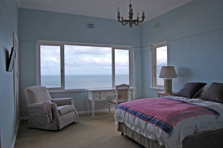 Kalk Bay 2/4-bedroom house with fabulous views gallery image 4