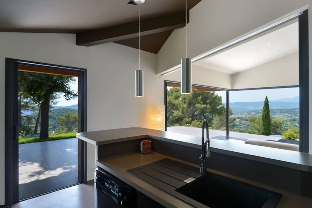 VUE DE LA CUISINE -