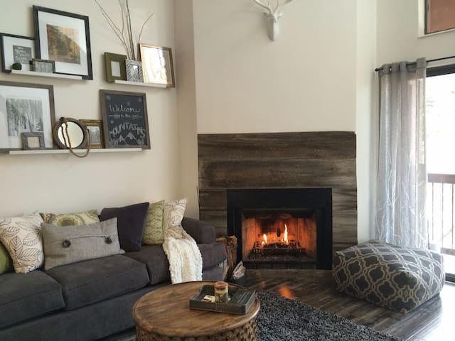Cozy Mountain Condo - Steps From PC Ski Resort