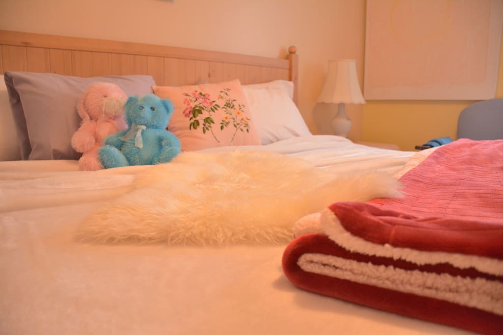bedroom with king size bed&new king size memories foam mattress