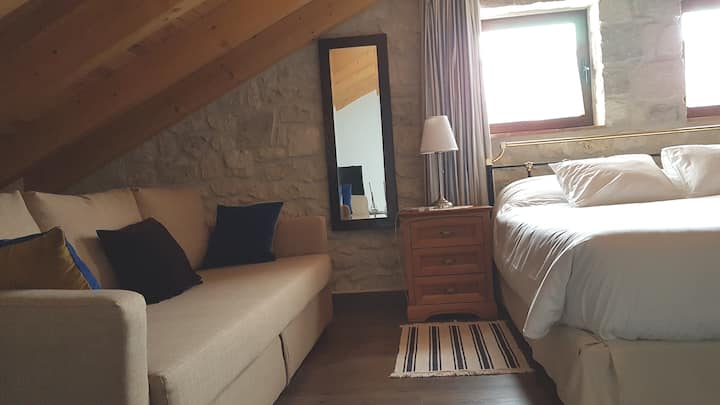 Стая Cuéllar.  Разтегателен диван