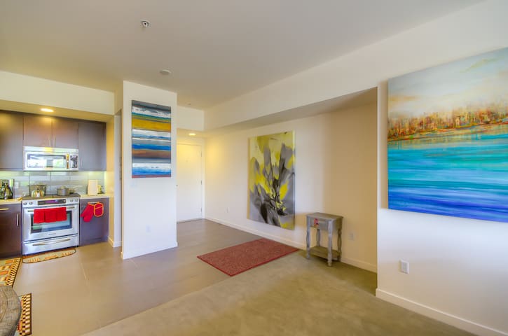 Sleek 2+2 in Hollywood