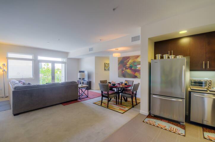 Sleek 2+2 in Hollywood gallery image 2