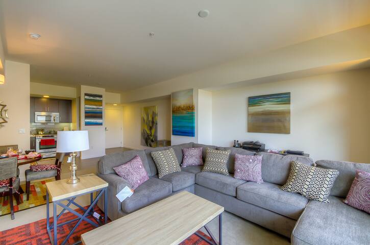 Sleek 2+2 in Hollywood gallery image 3