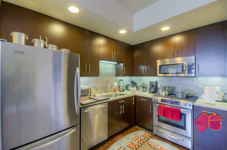 Sleek 2+2 in Hollywood gallery image 5