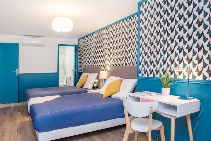 غرفة النوم الثالثة - سريران مزدوجان  + حمام خاص/   غرفة نوم 3 - سريران مزدوجان + حمام خاص