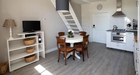 Popular Airbnb listing: Cozy Guesthouse by the Sea and Lake in a unique location in Wijk 02 Vrouwenpolder