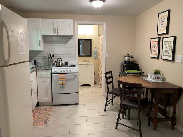 Cute 2/1 near the bay w/room to park your BOAT!