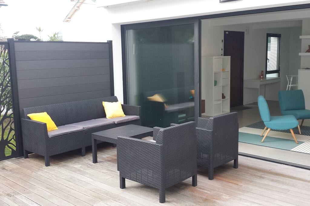 Terrasse extérieure sur petit jardin sud.